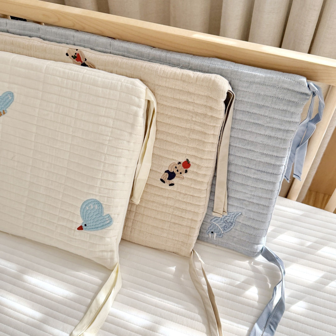 Gepolstertes Kinderbett-Polster und Matratzenauflage-Set mit bestickten Meereslebewesen