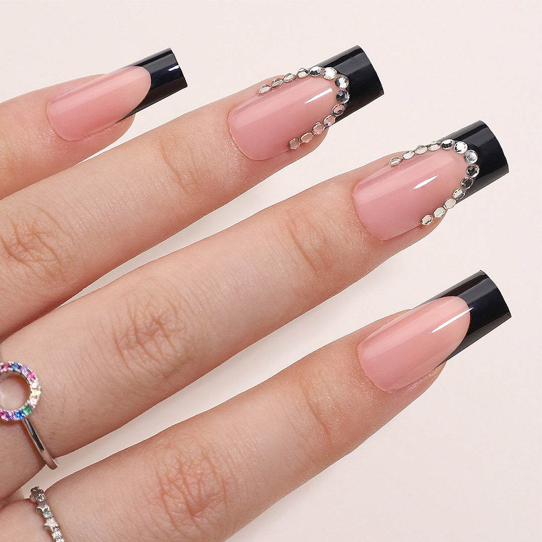 Kunstnagelset mit eleganten Spitzen und Glitzerakzenten Karnz