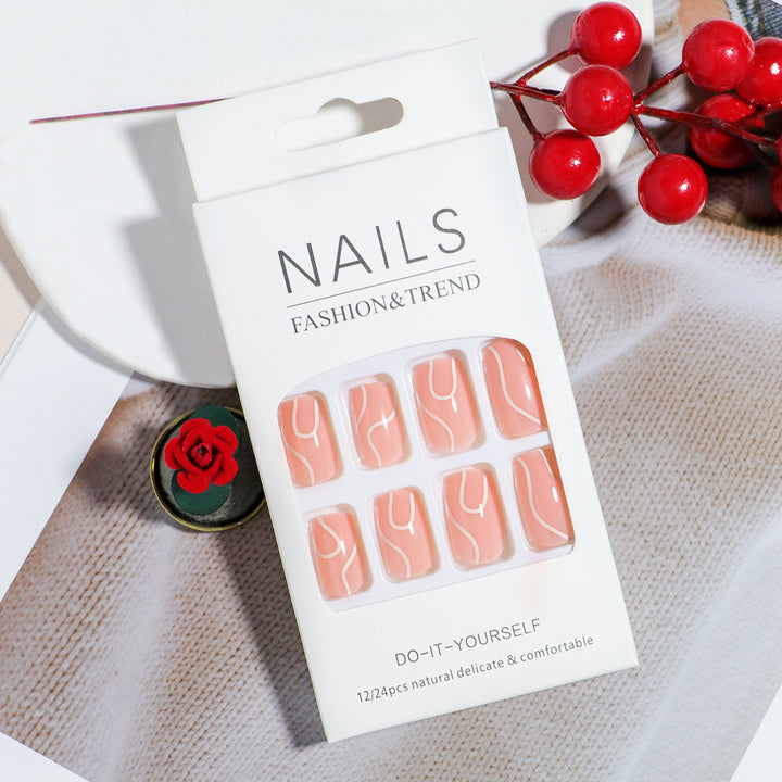 Elegantes Press-On-Nageldesign mit kunstvollem weißen Wirbel Karnz