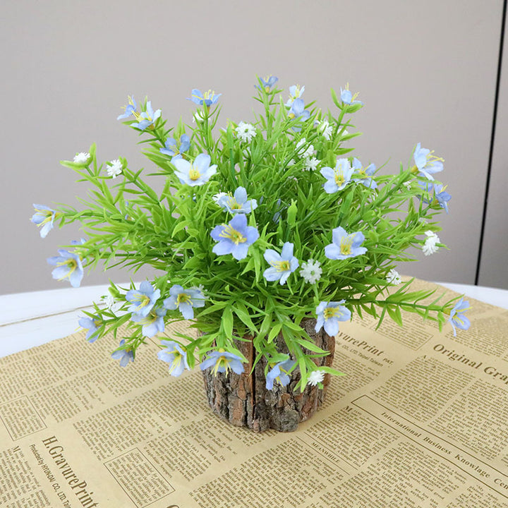 Lebensnahe florale Anordnung mit rustikalem Holztopf