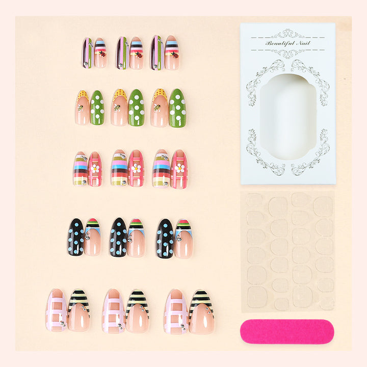 Dekorativer Press-On Nagelset mit einzigartigen Designs Karnz