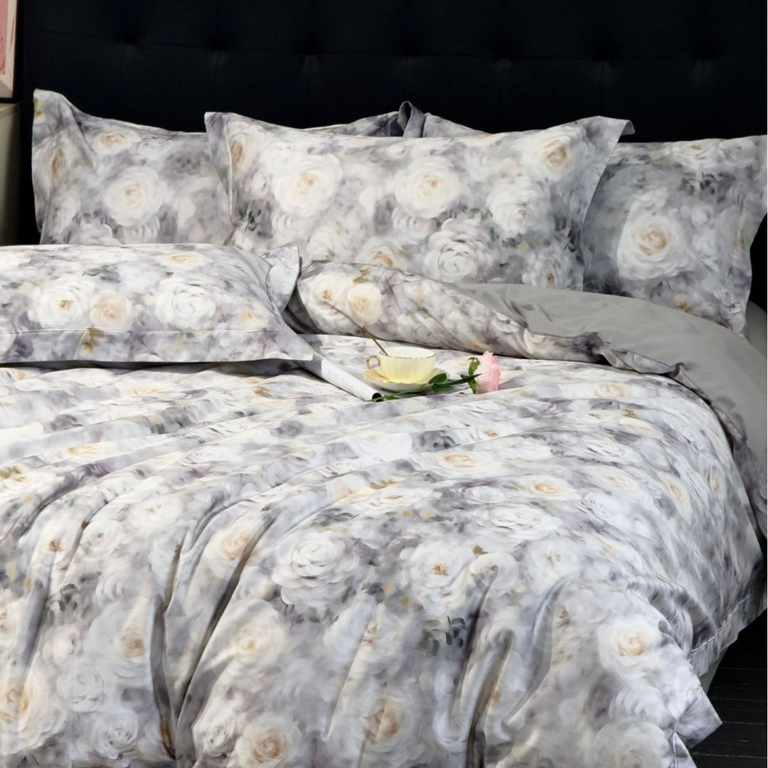 Satin-Bettwäsche-Garnitur mit zartem Blumen- und Schmetterlingsprint und Wendefunktion