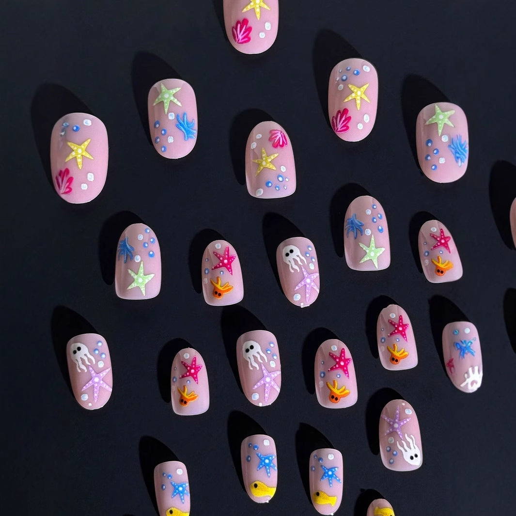 Kunstnagelset mit maritimem Design und bunten 3D-Akzenten Karnz