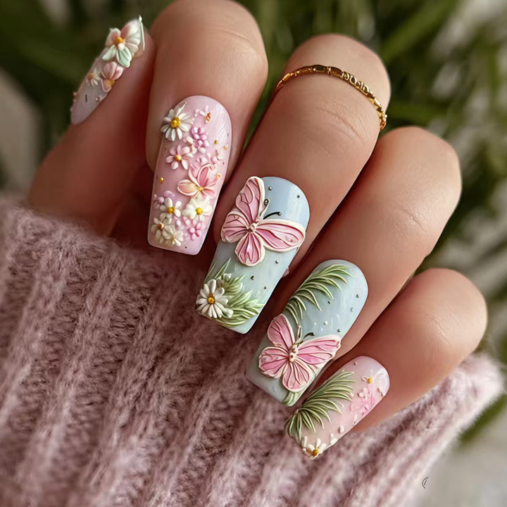 Kreative Blumen- und Schmetterlings-Kunstnägel Karnz