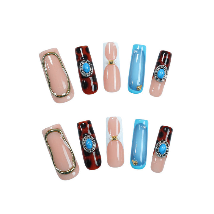 Kunstnagelset mit luxuriösen Design-Elementen und kreativen Akzenten Karnz