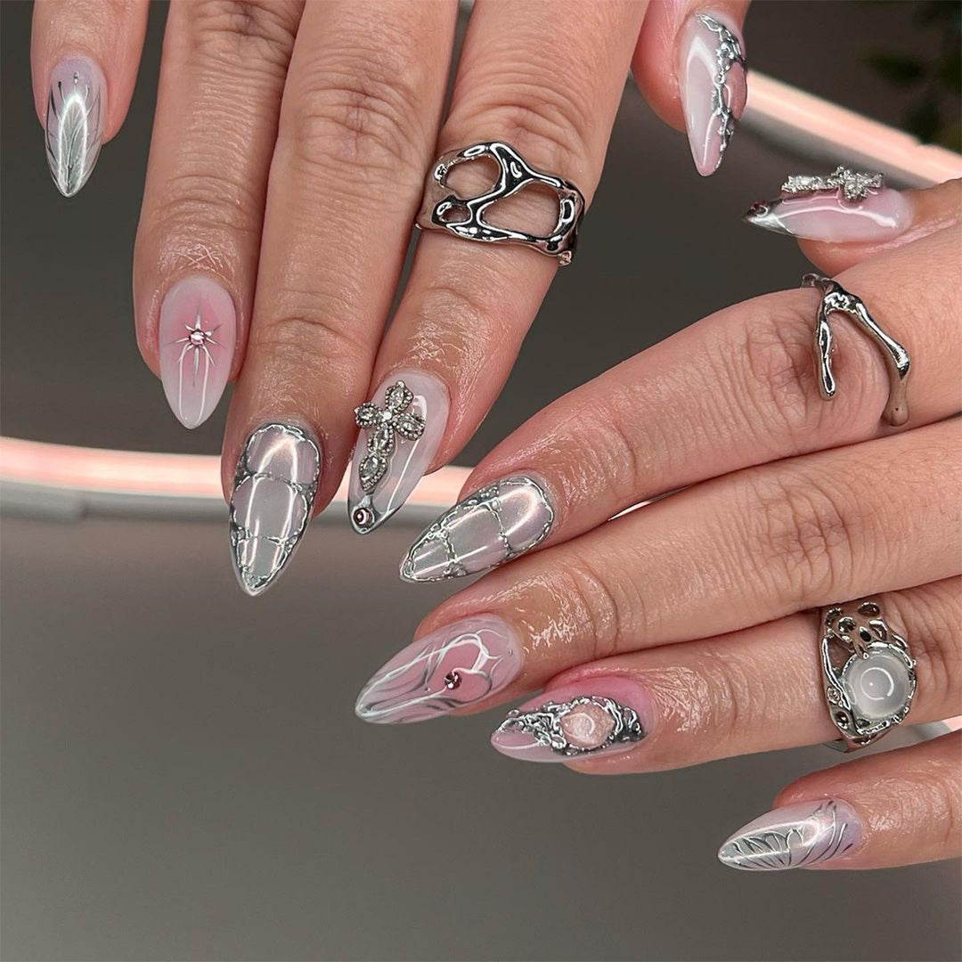 Kunstvolle  Nagelkunst mit edlen Verzierungen Karnz