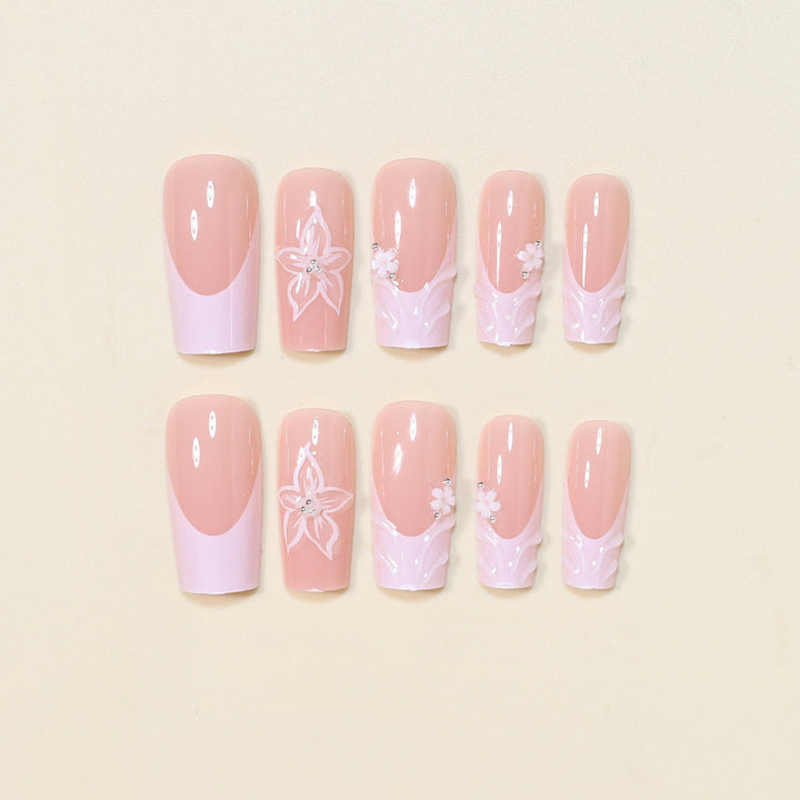 Elegante Florale Press-On Nagelkunst Karnz
