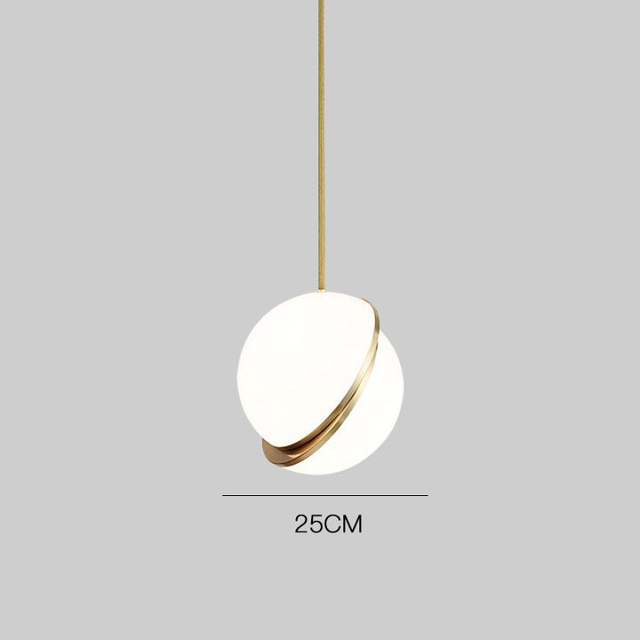 Moderner minimalistischer Pendelleuchte mit eleganten goldenen Akzenten