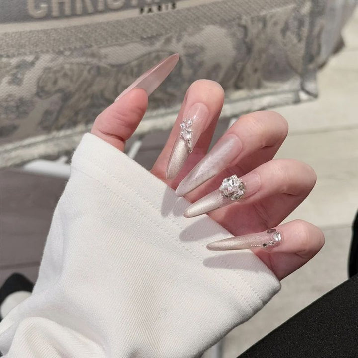 Glamouröse Kunstnagelspitzen mit eleganten Verzierungen Karnz