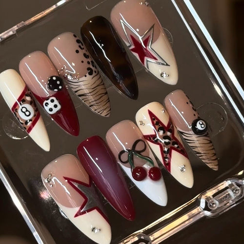 Künstlerische Stiletto Press-On Nägel mit einzigartigen Designs Karnz