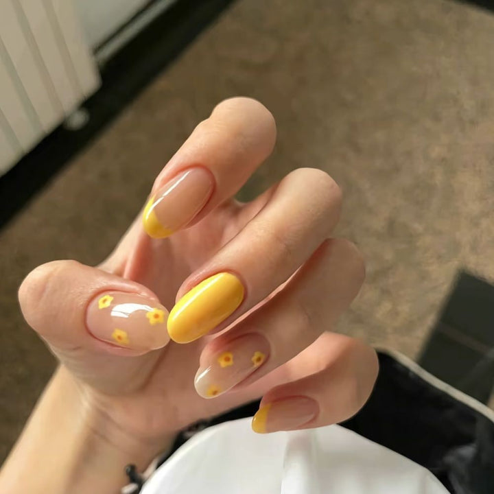 Künstlerische florale Nagelkunstverzierungen