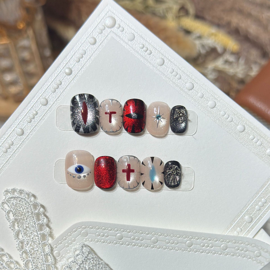 Künstlerisches Press-On Nail Design Set mit einzigartigen symbolischen Akzenten Karnz