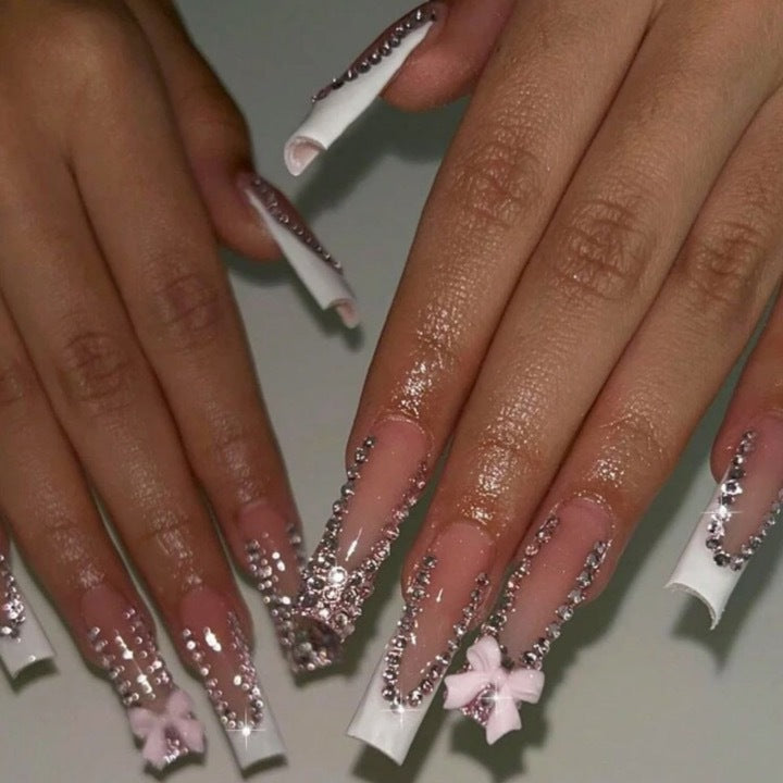 Kunstnägel mit glamourösen Strassverzierungen und floralen Akzenten Karnz
