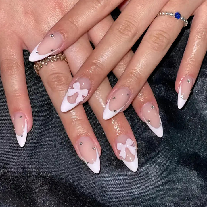 Elegante Stiletto-Nagelkunst mit floralen Designs Karnz