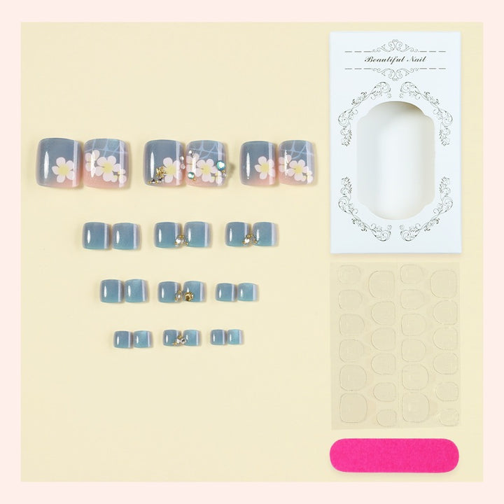 Kunstnagelset mit floralen Applikationen und Glitzereffekten Karnz