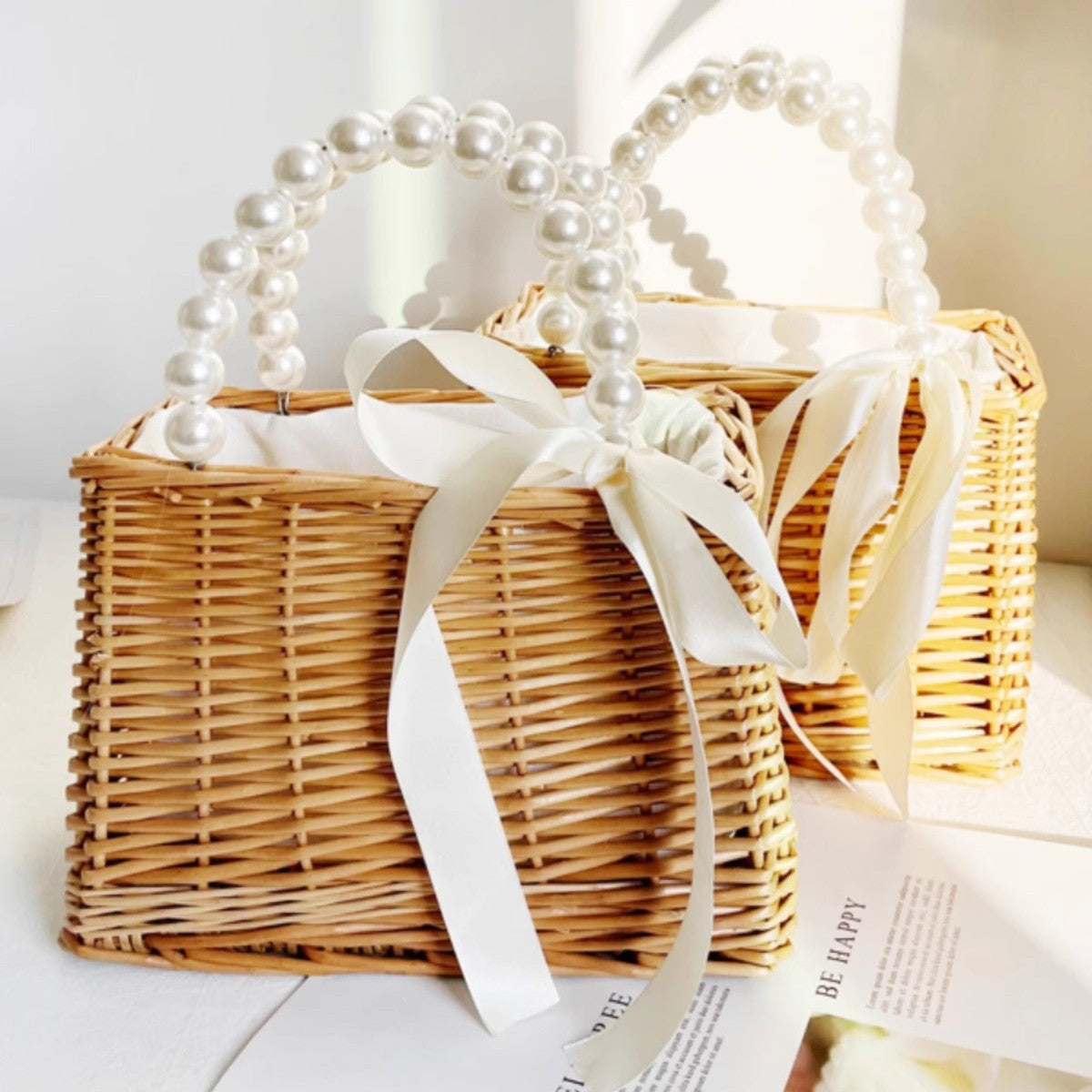 Damen Handtasche aus geflochtenem Material mit eleganten Perlengriffen Karnz