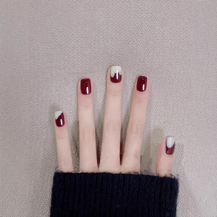 Künstlerisches Press-On-Nagelset mit einzigartigen Designelementen