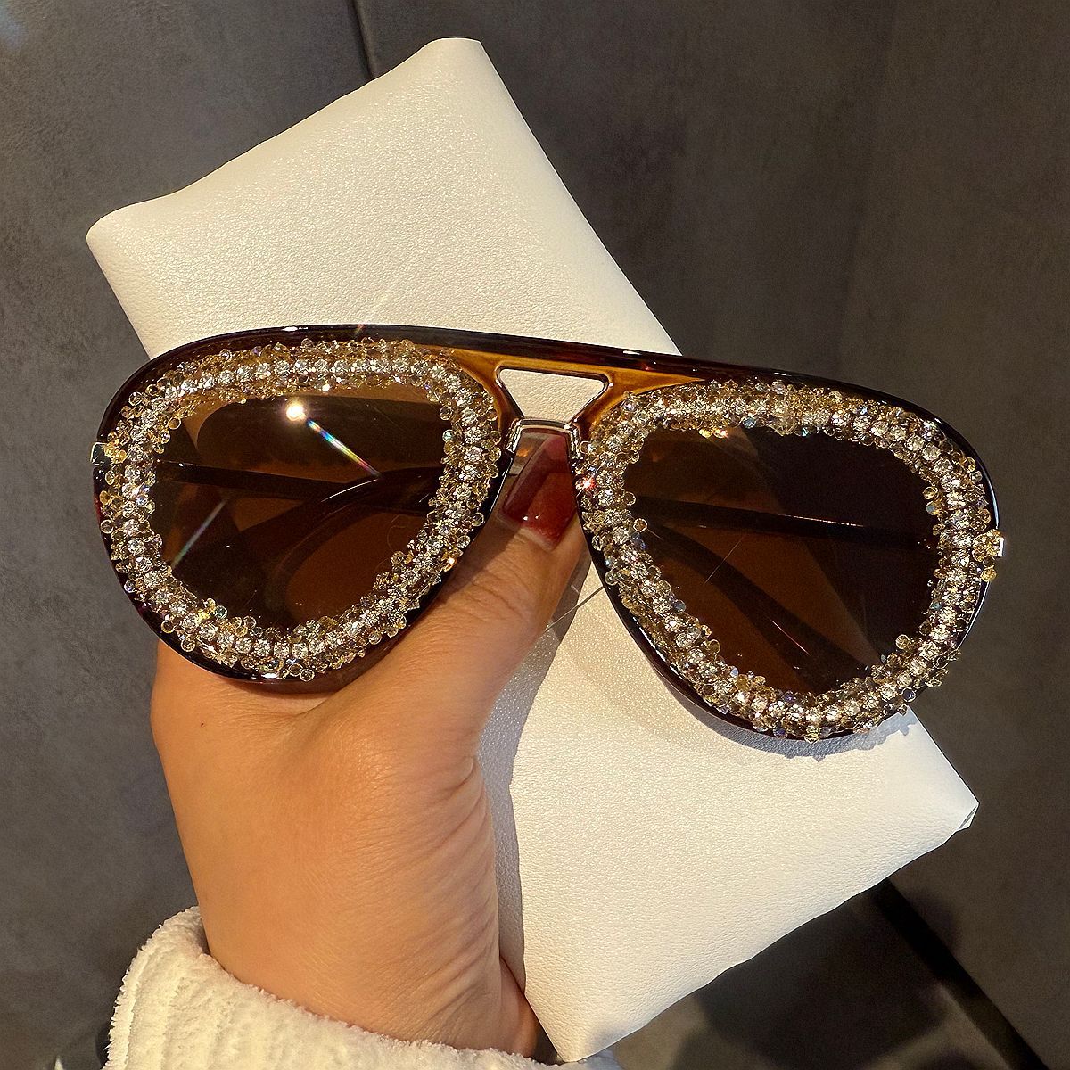 Damen extravagante Herz-Sonnenbrille mit funkelndem Strassrahmen Karnz