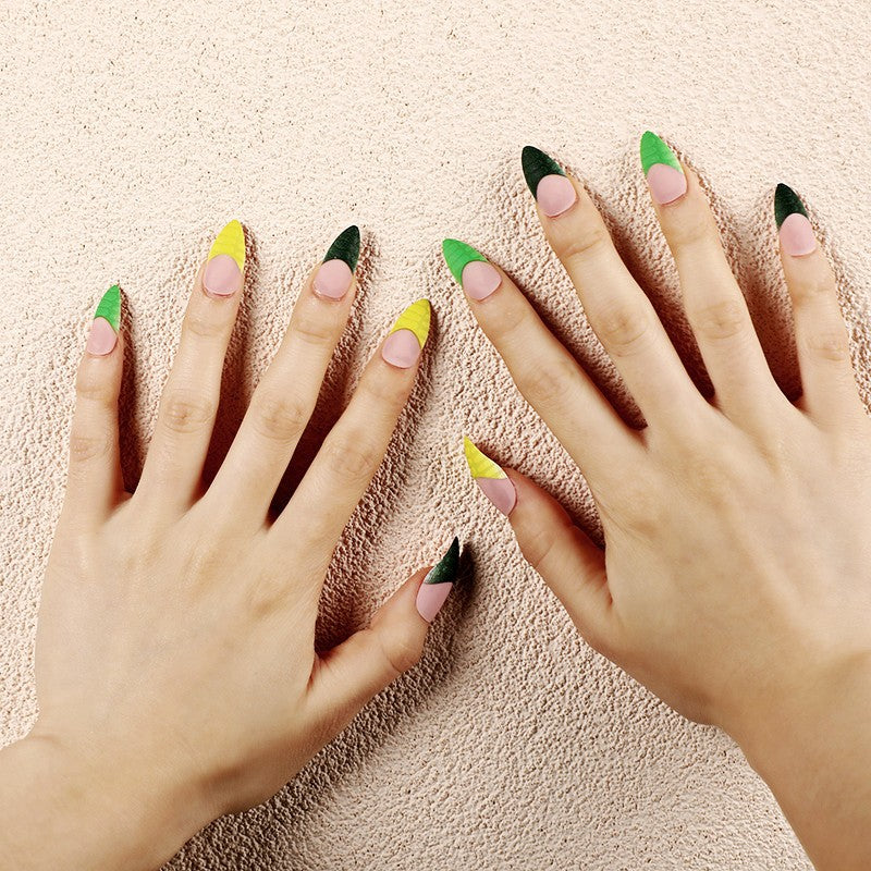 Kreative Kunstnägel mit trendigem geometrischem Design Karnz