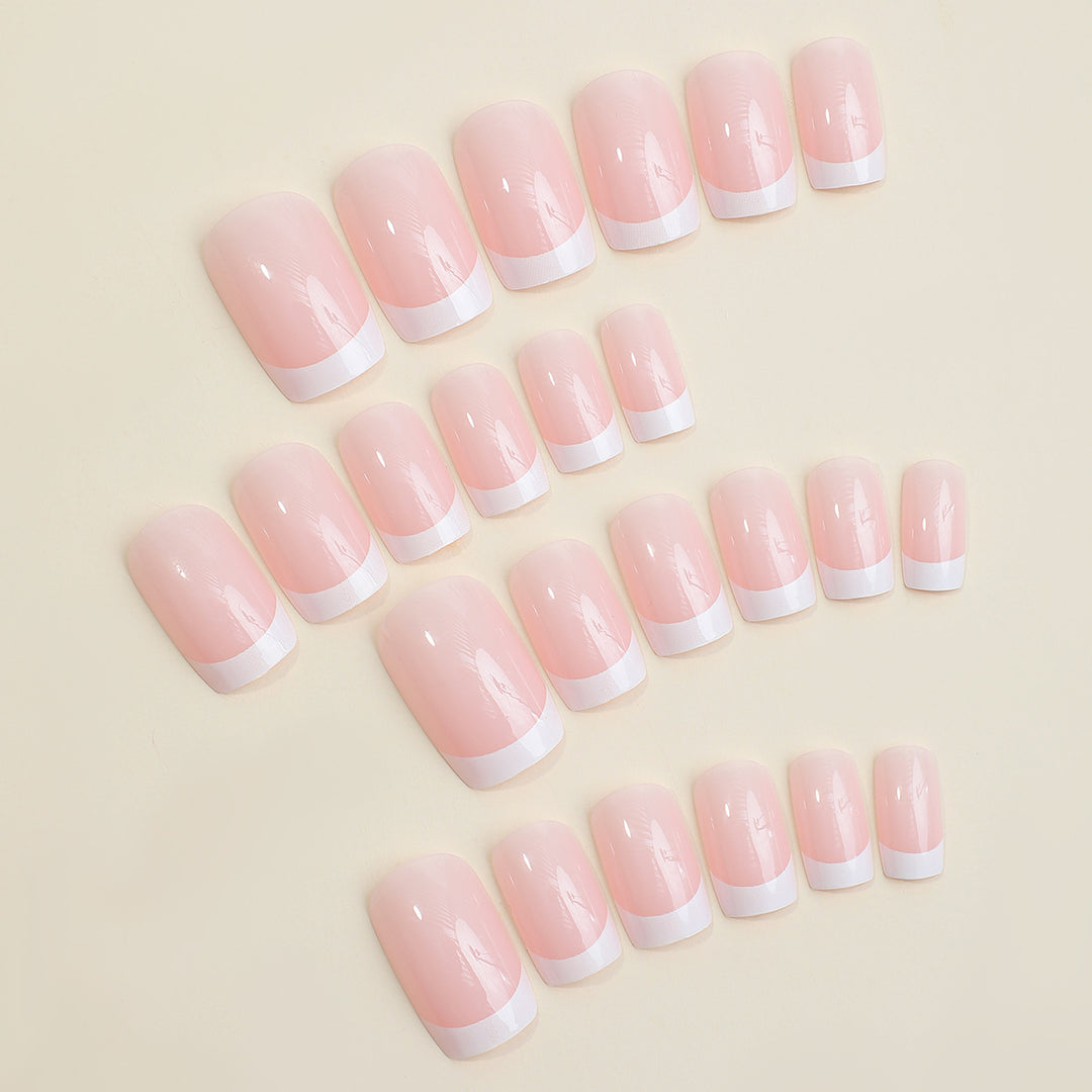 Kunstnagelset mit eleganten French-Tipp Verzierungen Karnz