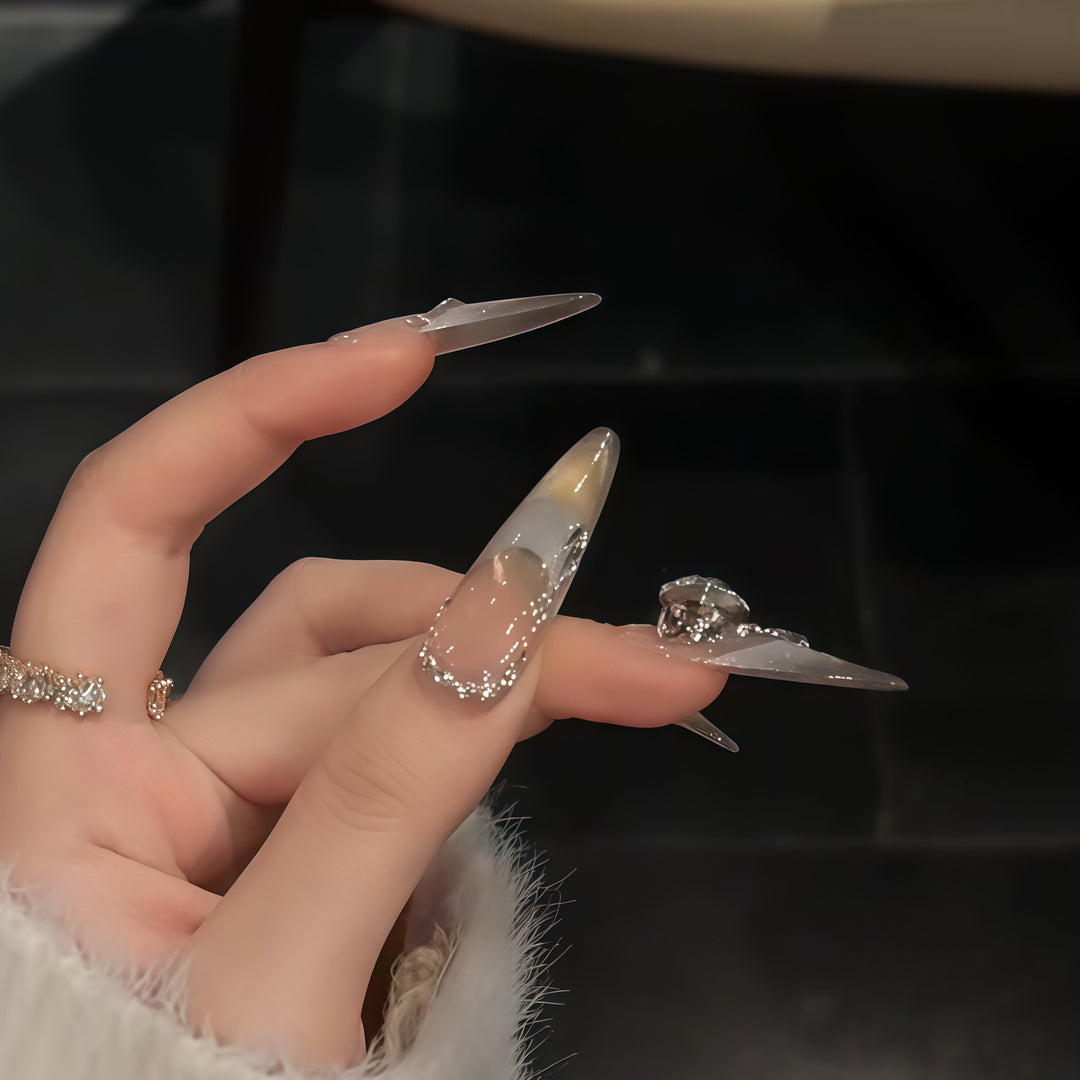 Kunstnägel mit Eleganten Strass-Akzenten Karnz