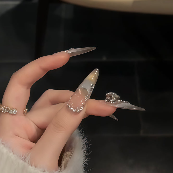 Kunstnägel mit Eleganten Strass-Akzenten Karnz