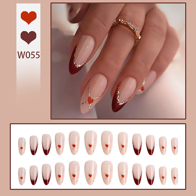 Kunstnägel mit Herzmotiven und Glitzerdetails Karnz