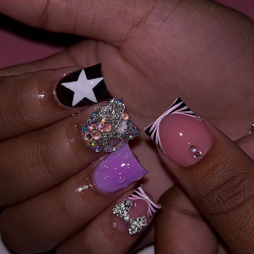 Glamouröse Nagelkunstverlängerungen mit Strassakzenten Karnz
