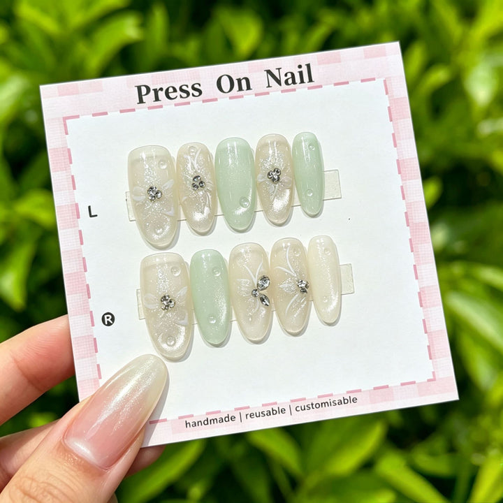Glamourös Press-On Nagelkunst Set mit dekorativen Strasssteinen