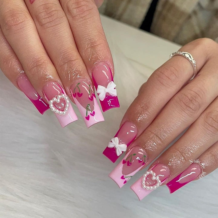 Kunstnagelset mit romantischen Kirschmotiven und eleganten Akzenten Karnz