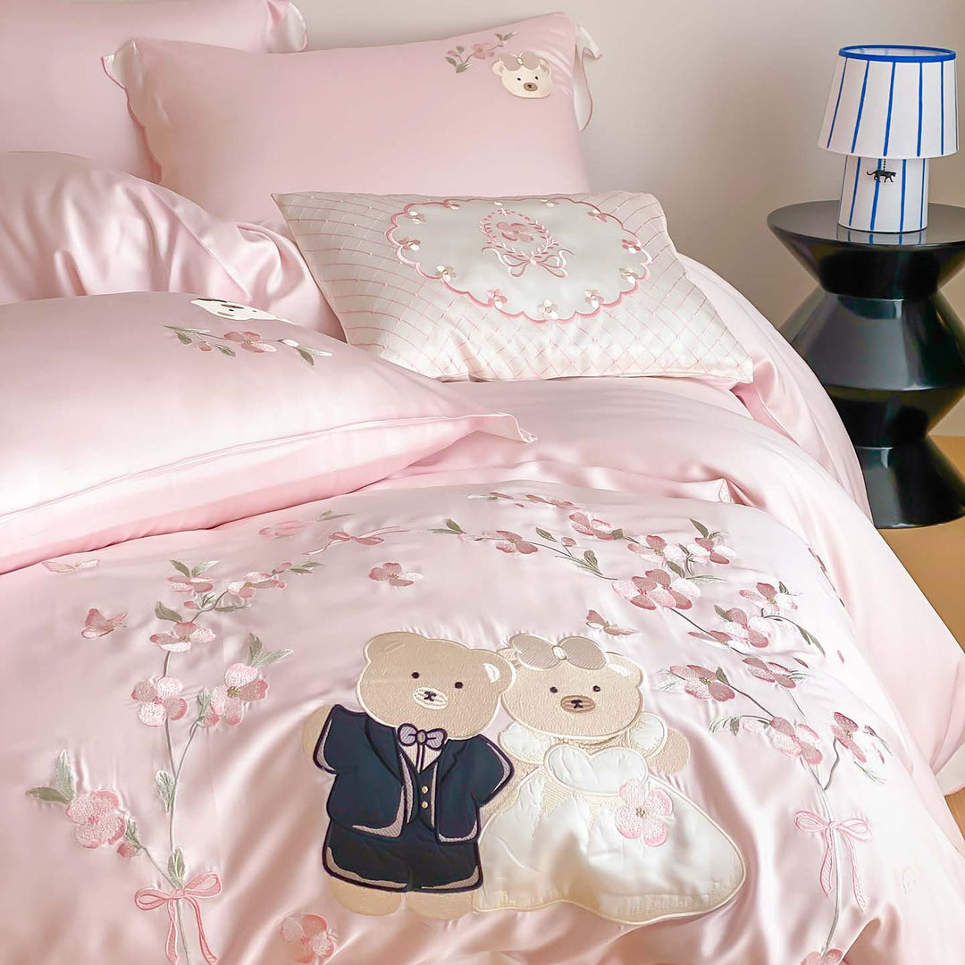 Satin-Bettwäschegarnitur mit bestickten Hochzeitsbären, Rüschensaum & Zierkissen
