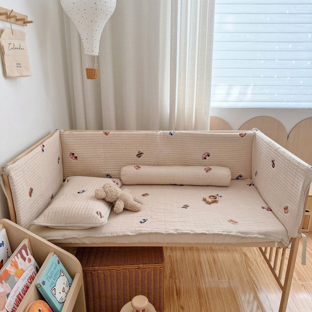 Gepolstertes Kinderbett-Polster und Matratzenauflage-Set mit bestickten Meereslebewesen