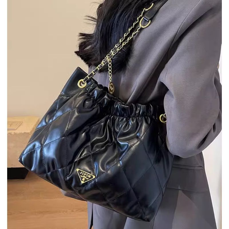Gepolsterte Kettenschultertasche Karnz