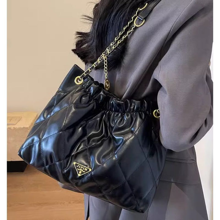 Gepolsterte Kettenschultertasche Karnz