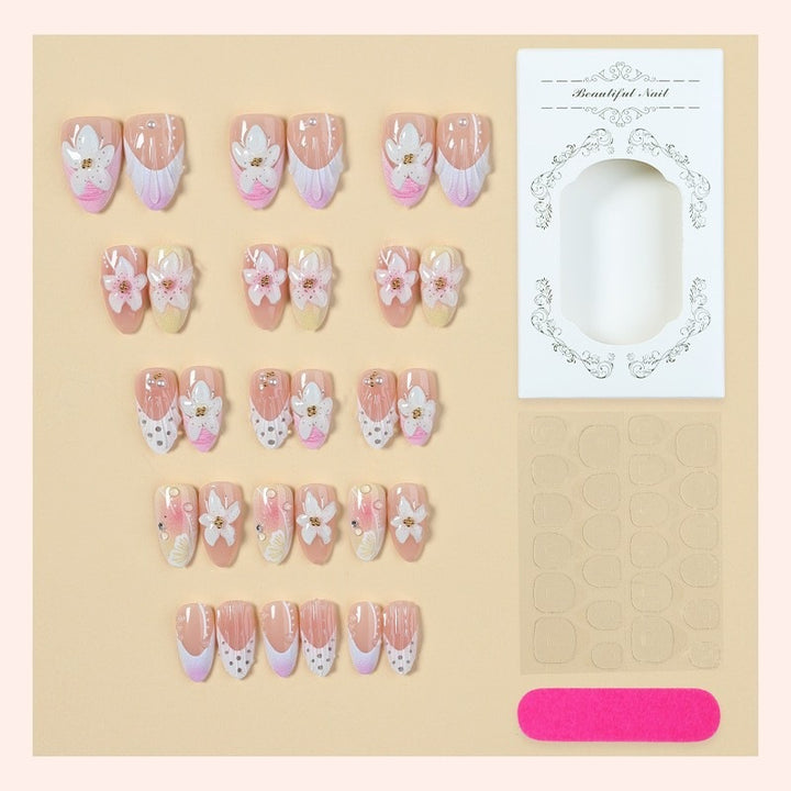 Kunstnagelset mit zarten floralen Designs und eleganten Akzenten Karnz