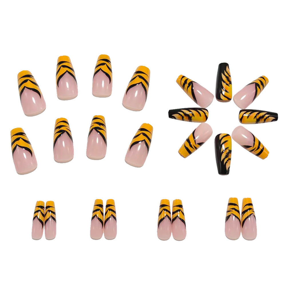 Kreative Kunstnägel im Tiger-Stripes Design Karnz