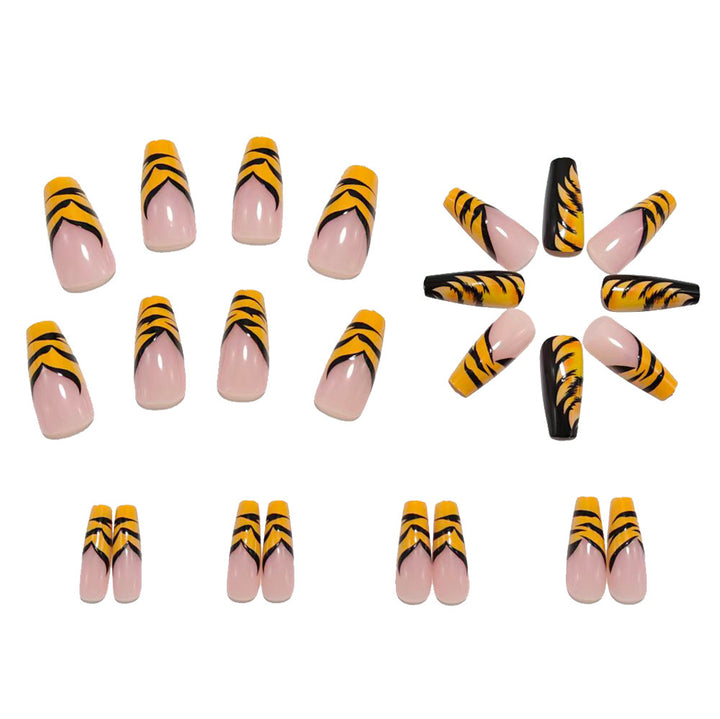 Kreative Kunstnägel im Tiger-Stripes Design Karnz