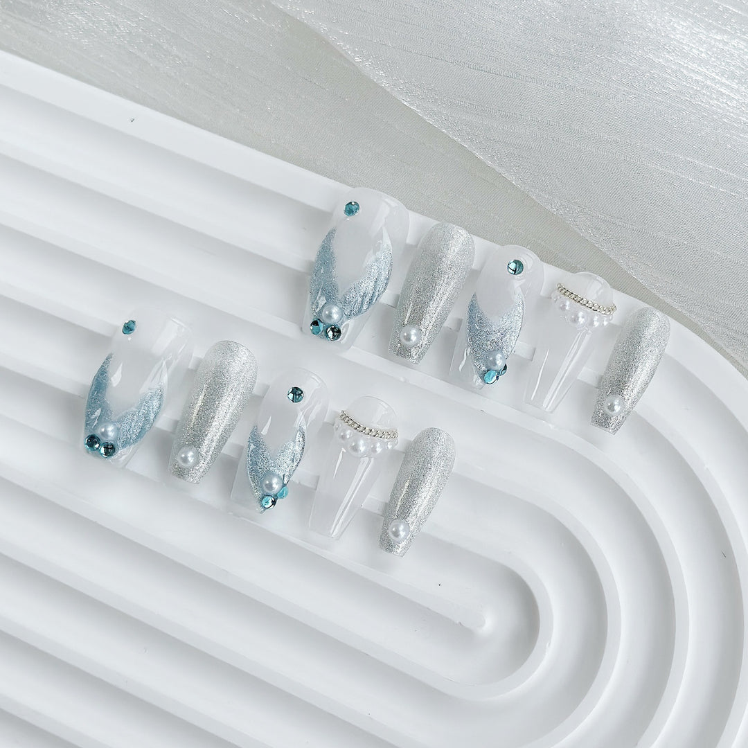 Glamouröses Press-On-Nail-Art-Set mit funkenspritzenden Akzenten und dekorativen Perlen
