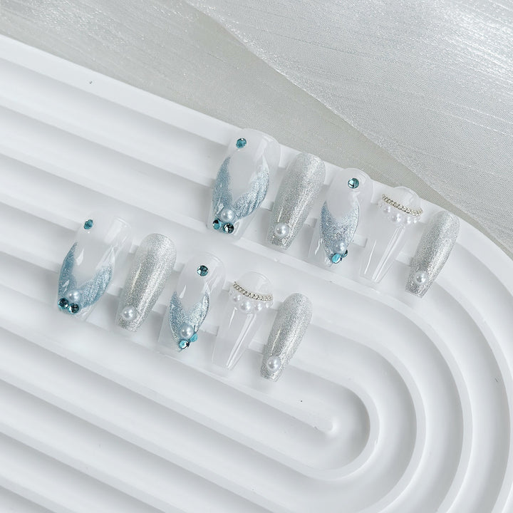 Glamouröses Press-On-Nail-Art-Set mit funkenspritzenden Akzenten und dekorativen Perlen