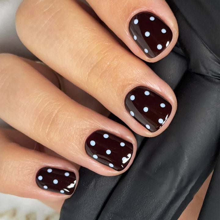 Kunstvolle Nagelkunst mit verspieltem Punktedesign Karnz