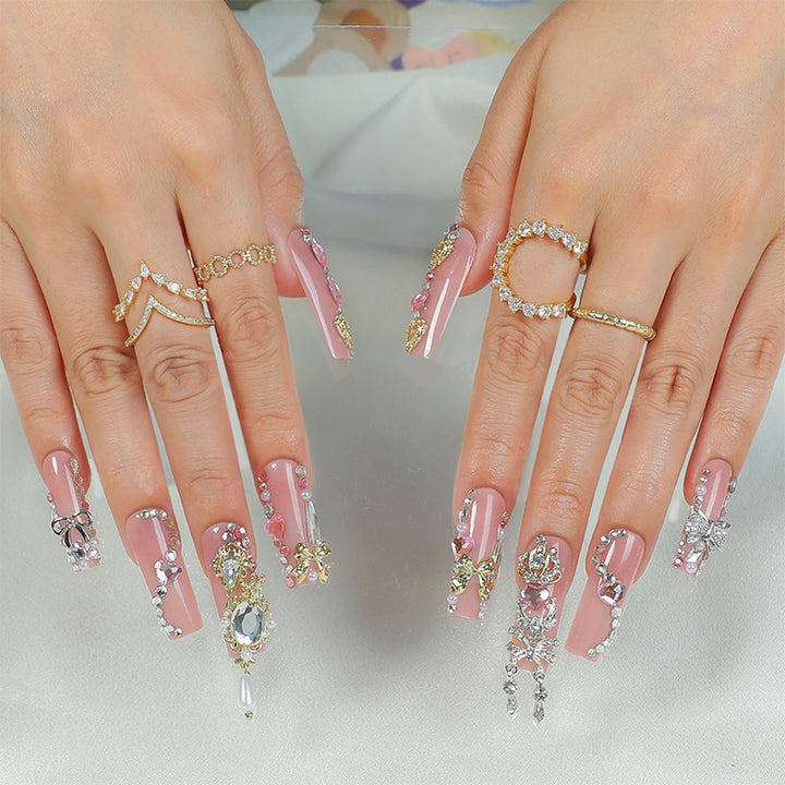 Dekoratives Press-On-Nagelkunstset mit glamourösen Schmuckakzenten Karnz