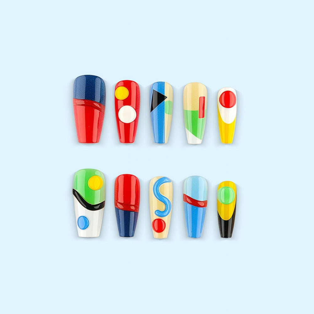 Kreatives Kunstnagelset mit geometrischen Mustern und 3D-Applikationen Karnz