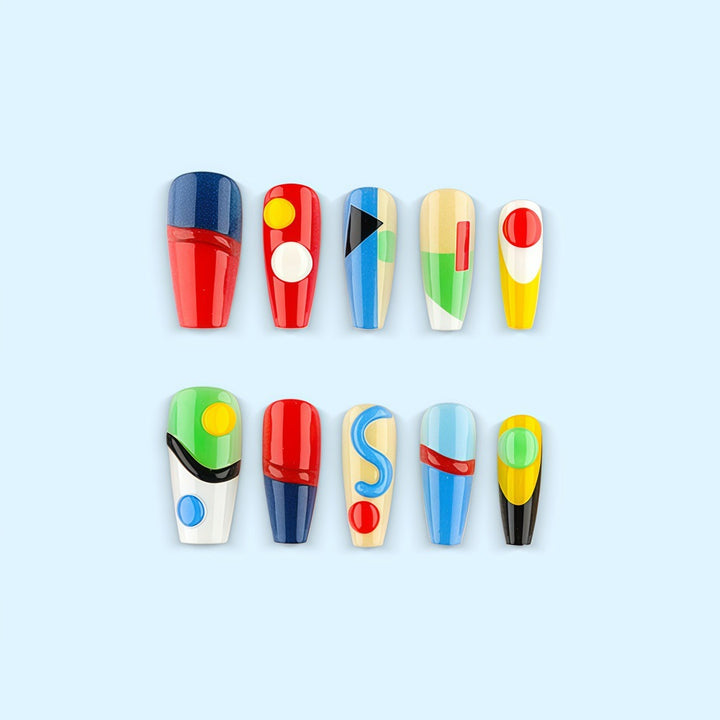 Kreatives Kunstnagelset mit geometrischen Mustern und 3D-Applikationen Karnz