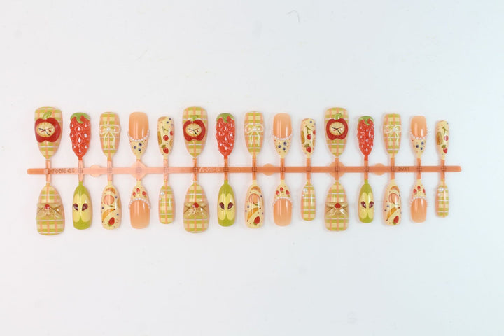 Kunstnagelset mit fröhlichen Obst- und Blumenmotiven Karnz