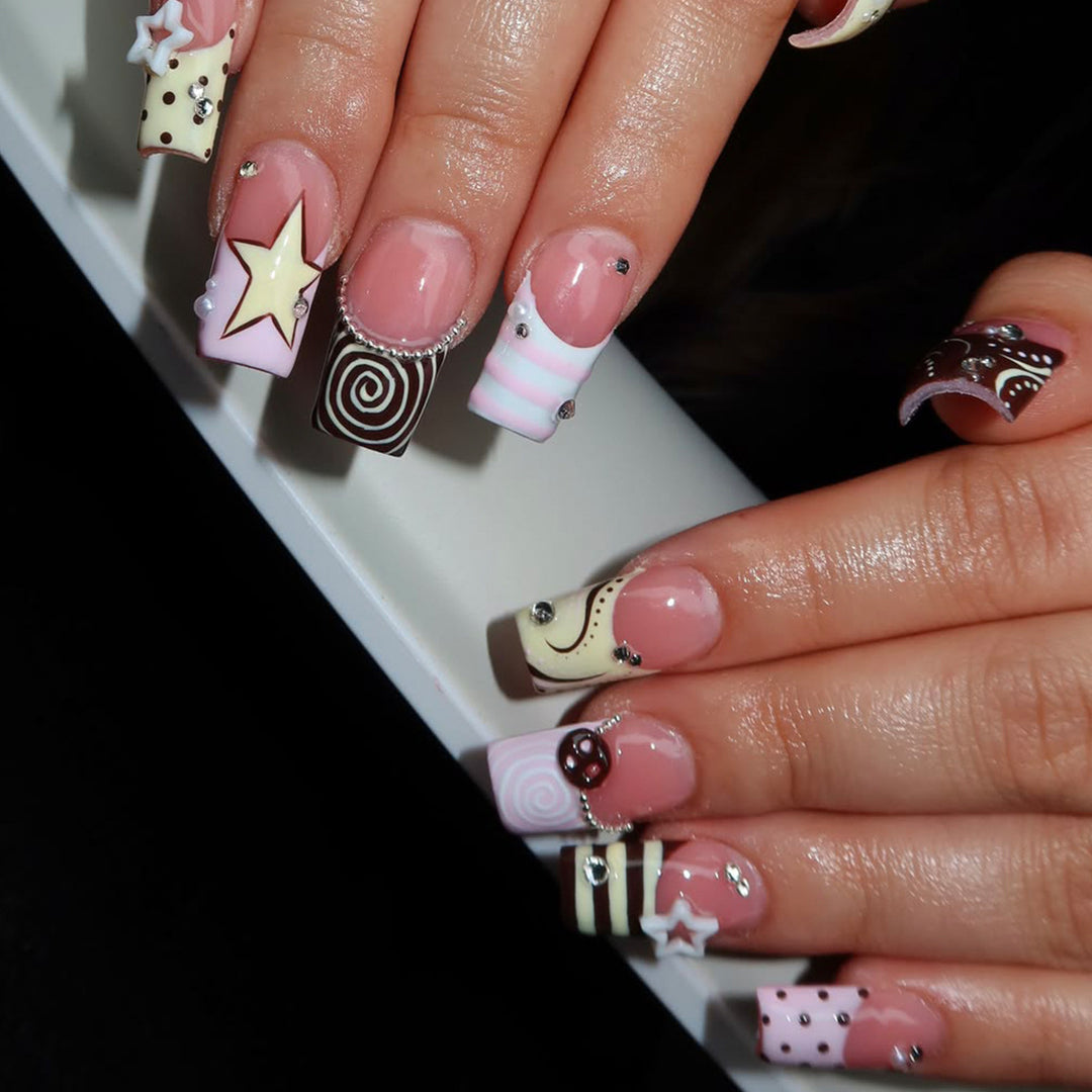Künstlerische kreative Nagelkunstverlängerungen Karnz