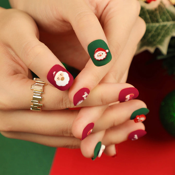 Weihnachtsnagelkunst mit festlichem Design Karnz
