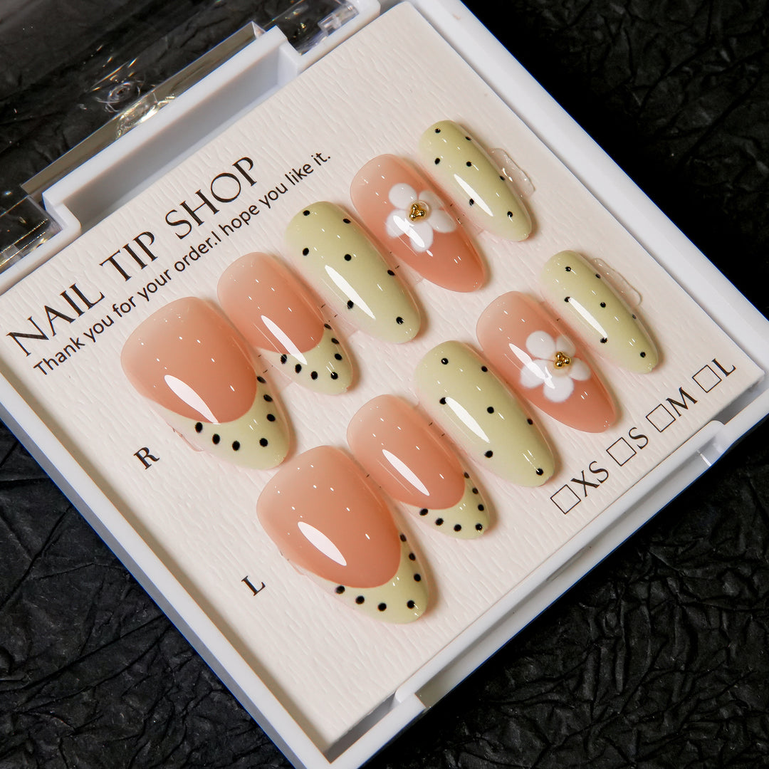 Eleganter Press-On Nagelset mit floralen Akzenten