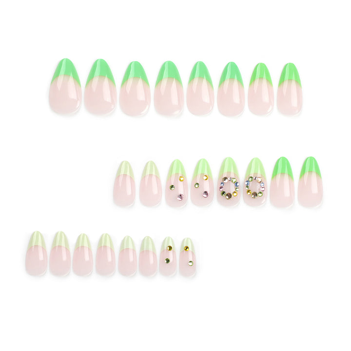 Künstliche Nagelkunst mit frühlingshaftem Design und funkelnden Akzenten Karnz