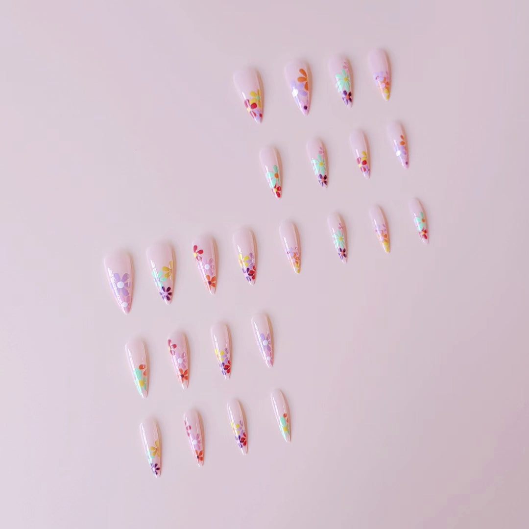Kunstnagelset mit lebhaften Blumenmotiven und spitzen Akzenten Karnz