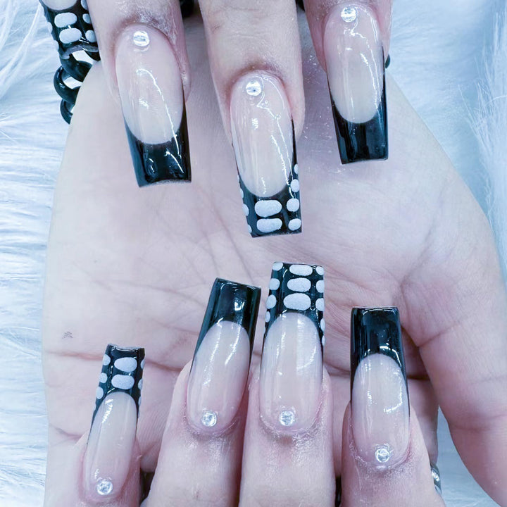 Künstlerisches Acryl-Nagelkunst-Set mit eleganten Punktdesigns